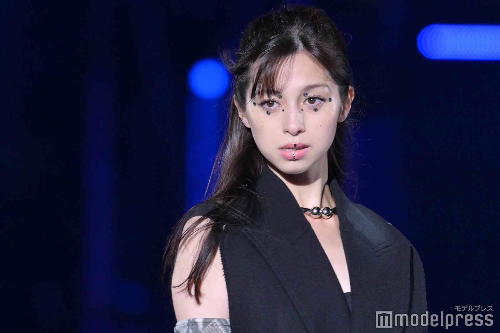 中条あやみ、背中ざっくりワンピに視線集中 妖艶な目つきでクールランウェイ＜TGC 2022 A／W＞