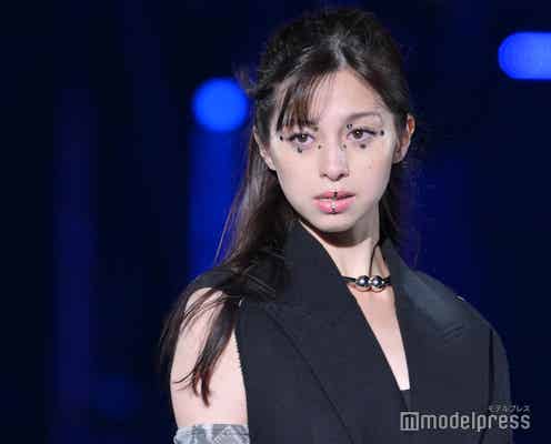 中条あやみ、背中ざっくりワンピに視線集中 妖艶な目つきでクールランウェイ<TGC 2022 A/W>