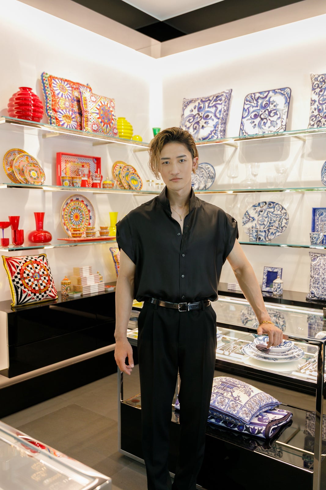 Snow Man岩本照、腕出しシャツ姿で魅了「メンバーとお酒片手に大人の食事などもいいかな」