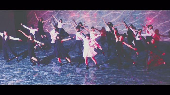 乃木坂46「インフルエンサー」MVより(画像提供:ソニー・ミュージックレーベルズ)