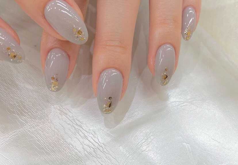 ラメがきらめく！華やかくすみカラーネイルならオフィスにも【プレゼント企画あり】