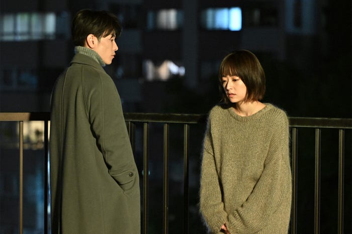 佐藤健、井上真央/ 「100万回 言えばよかった」第8話より(C)TBS