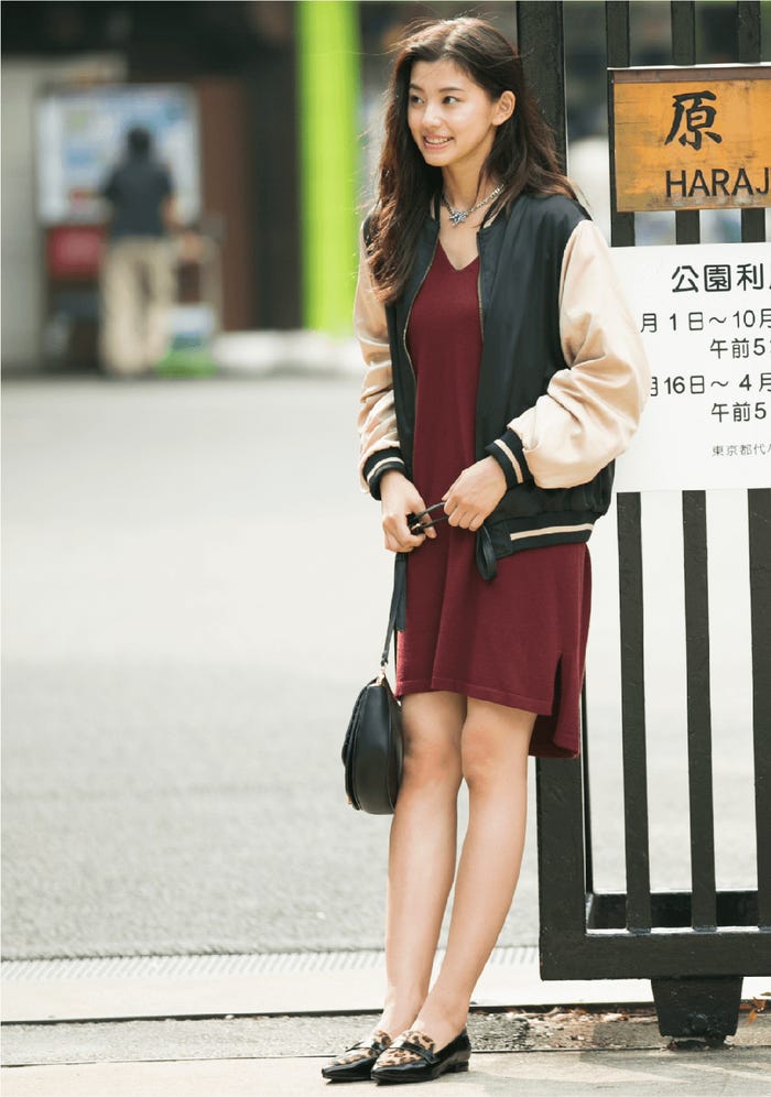 リバーシブルブルゾン¥5,990/OZOC Vネックニットワンピース¥3,990/AMERICAN HOLIC(AMERICAN HOLIC プレスルーム) スタービジューネックレス¥18,000/ラダ(スピック&スパン ルミネ有楽町店) スタッズショルダーバッグ¥9,990/YECCA VECCA(YECCA VECCA 新宿) レオパードローファー¥6,990/KOE(KOE 岡山店)(C)TOPLOG