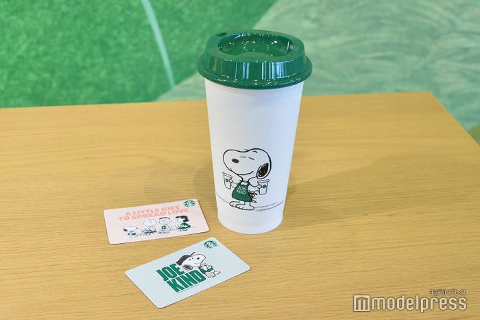 スターバックス カード PEANUTS JOE KIND SNOOPY 25、スターバックス カード PEANUTS LOVE 25PEANUTS、リユーザブルカップ ホワイト 473ml ¥800(C)モデルプレス