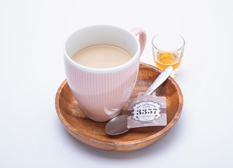 カフェラテ（ホット）899円（C）乃木坂46LLC