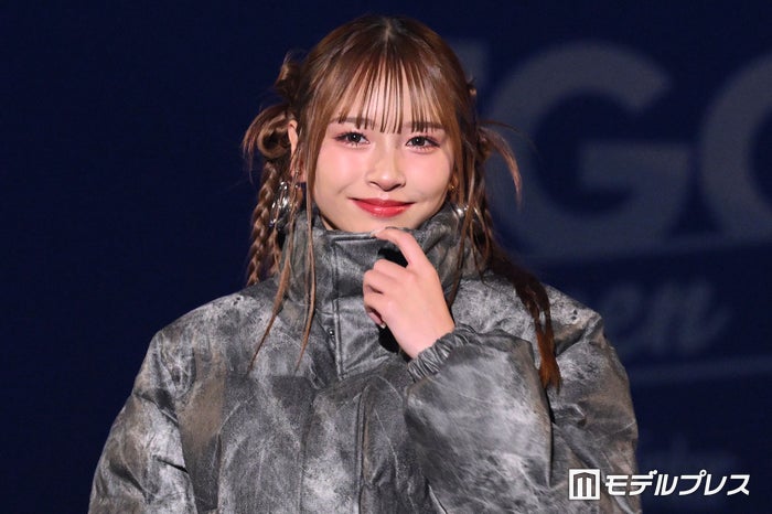 「今日好き」出身美女、オフショルトップスで美ウエストちらり「ヘルシーな肌見せが最高」「完璧な着こなし」の声