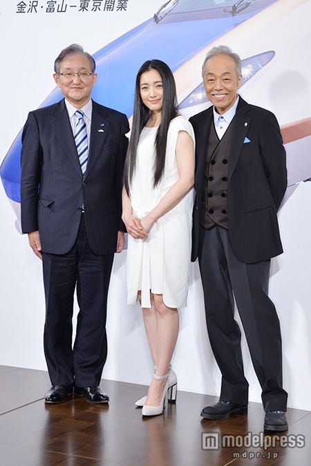 (右から)谷村新司、仲間由紀恵