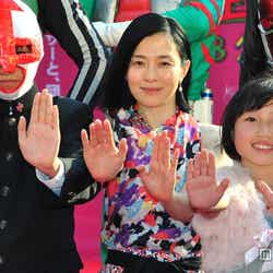 (左から)平岡拓真、坂井真紀、鍋本凪々美