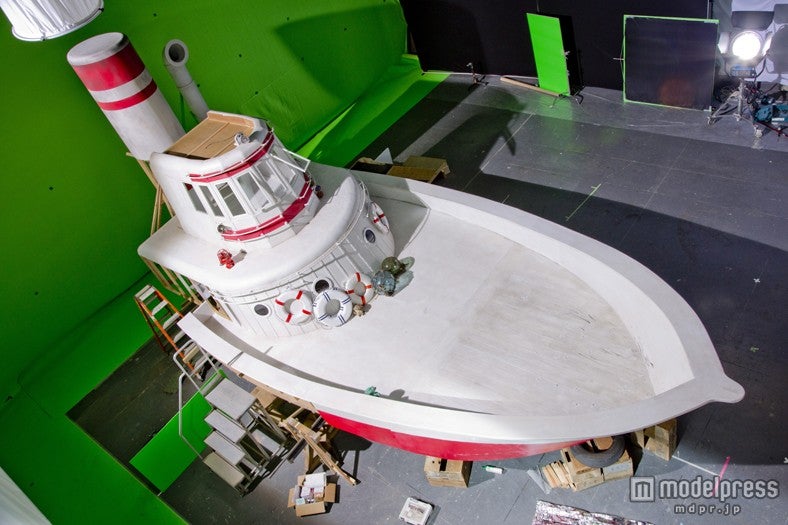 製作に1週間をかけられた船のセット。操舵室の舵や無線機にいたるまでこだわって造られた。