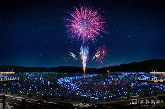 豪華花火と1万2千個の青い光が照らす 箱根で幻想的な花火イベント開催 女子旅プレス