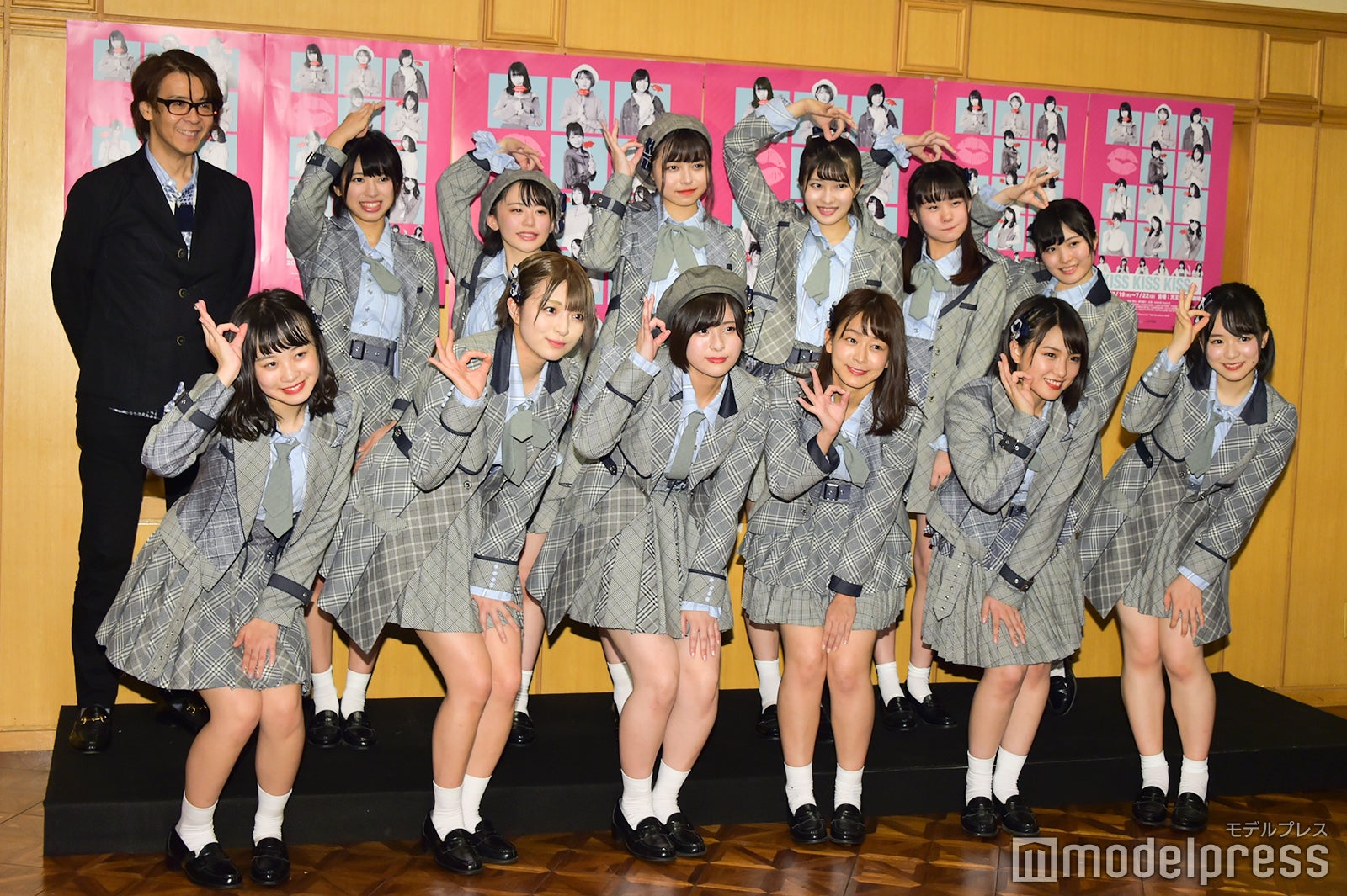 （後列左から）横内謙介、大西桃香、濱咲友菜、人見古都音、行天優莉奈、立仙愛理、谷口もか（前列左から）横山結衣、佐藤七海、佐藤栞、太田奈緒、山田菜々美、倉野尾成美（C）モデルプレス