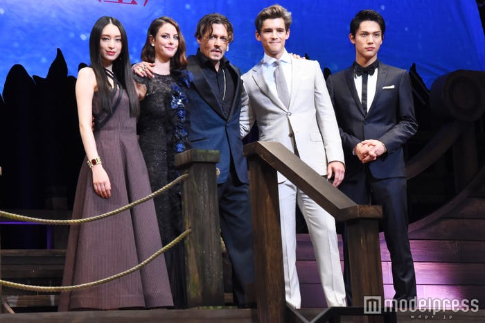 (左から)栗山千明、カヤ・スコデラリオ、ジョニー・デップ、ブレントン・スウェイツ、中川大志(C)モデルプレス