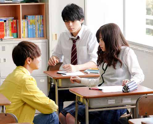 GENERATIONS片寄涼太、橋本環奈に跪き“靴履かせ” 映画「午前0時、キスしに来てよ」本編シーン映像解禁