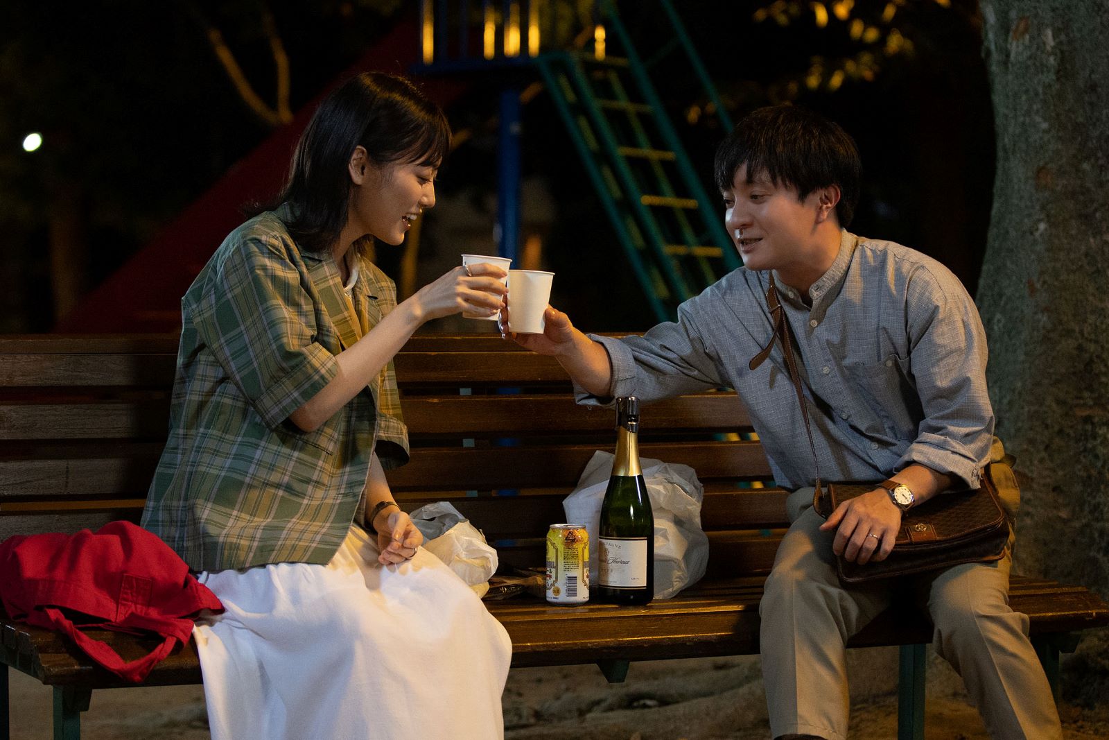 山下美月、濱田岳「じゃない方の彼女」第2話より （C）「じゃない方の彼女」製作委員会