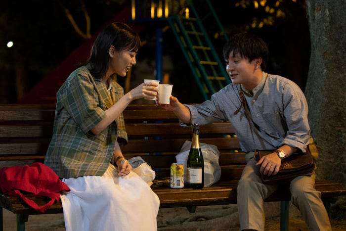 山下美月、濱田岳「じゃない方の彼女」第2話より (C)「じゃない方の彼女」製作委員会