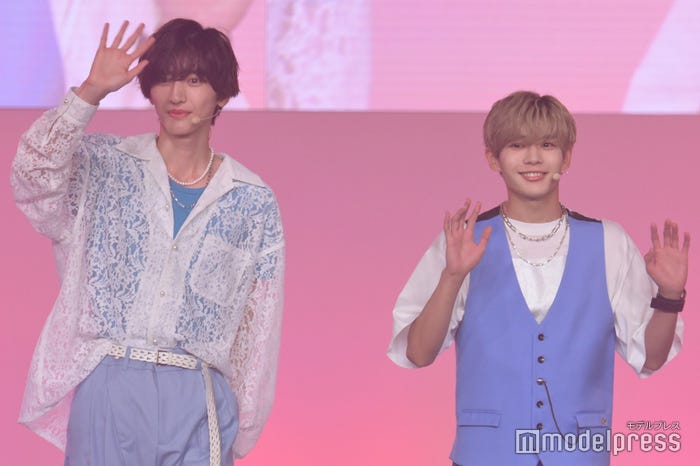 お手振りみちなが(道枝駿佑&長尾謙杜)(C)モデルプレス