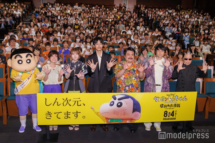 (左から)野原しんのすけ、小林由美子、鬼頭明里、松坂桃李、鈴木もぐら、水川かたまり、Mr.マリック(C)モデルプレス