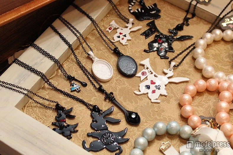 白ウサギやチェシャ猫などがモチーフのネックレス