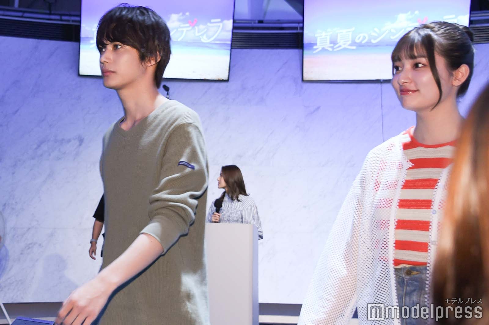 ブルーカーペットを歩く神尾楓珠、吉川愛（C）モデルプレス