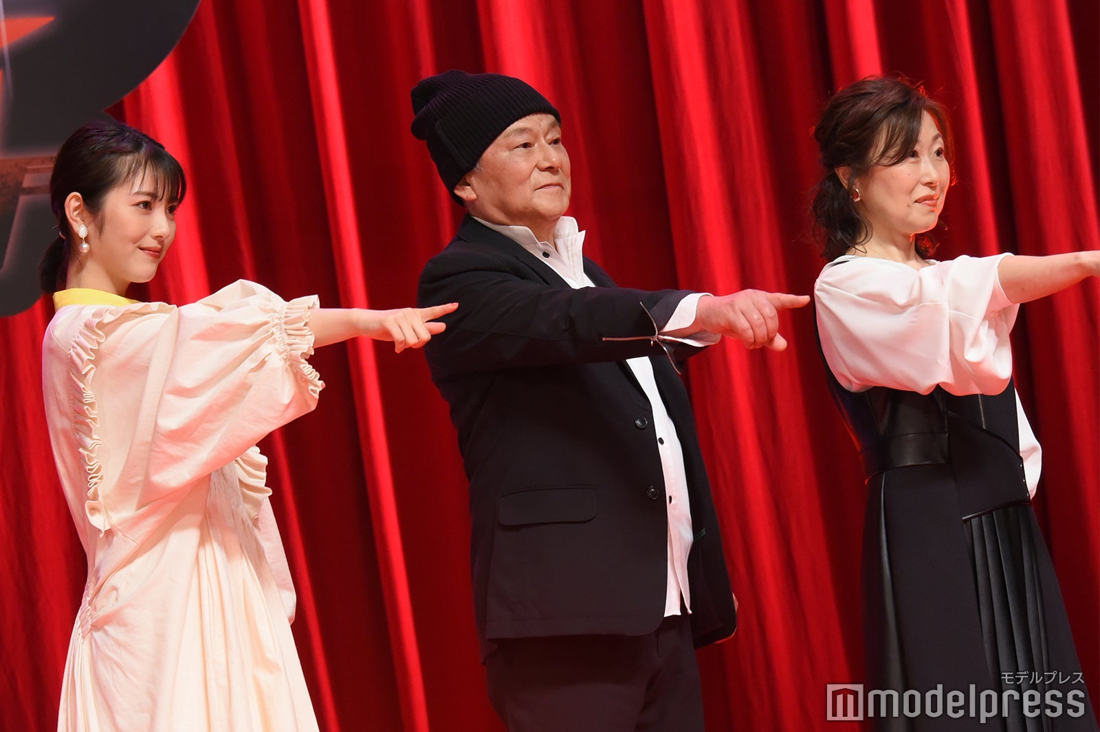 （左から）浜辺美波、池田秀一、山崎和佳奈（C）モデルプレス