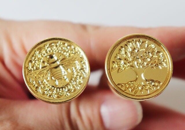 100円ショップ　100均　100円　百円　百円ショップ　便利　優秀　使える　おすすめ　オススメ　レビュー　人気　セリア　seria　シーリングワックス　押し型　ミツバチ　ウッド　高級感