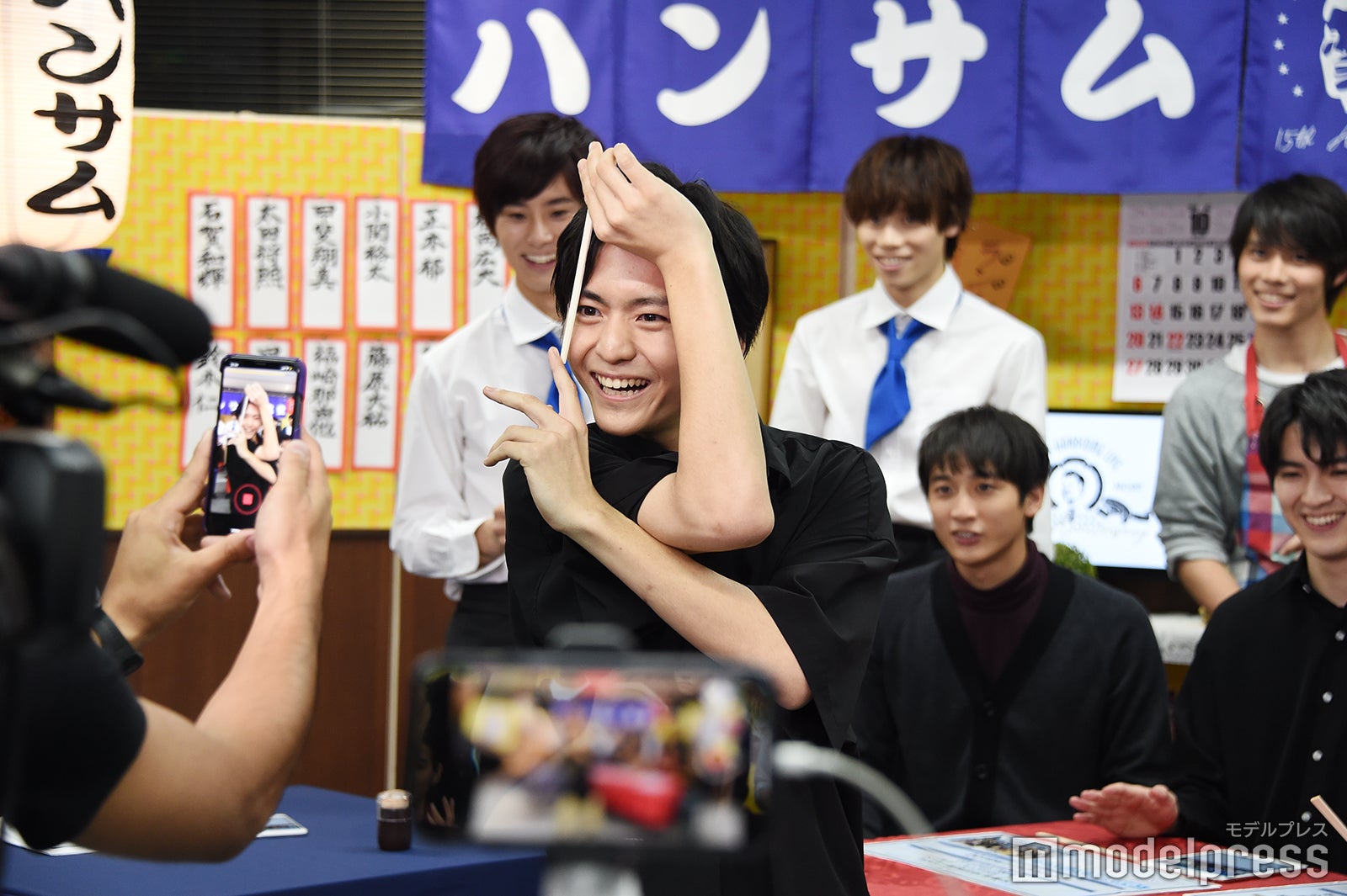 「特技：ヌンチャク」を生かした決めポーズを披露する田川隼嗣（C）モデルプレス