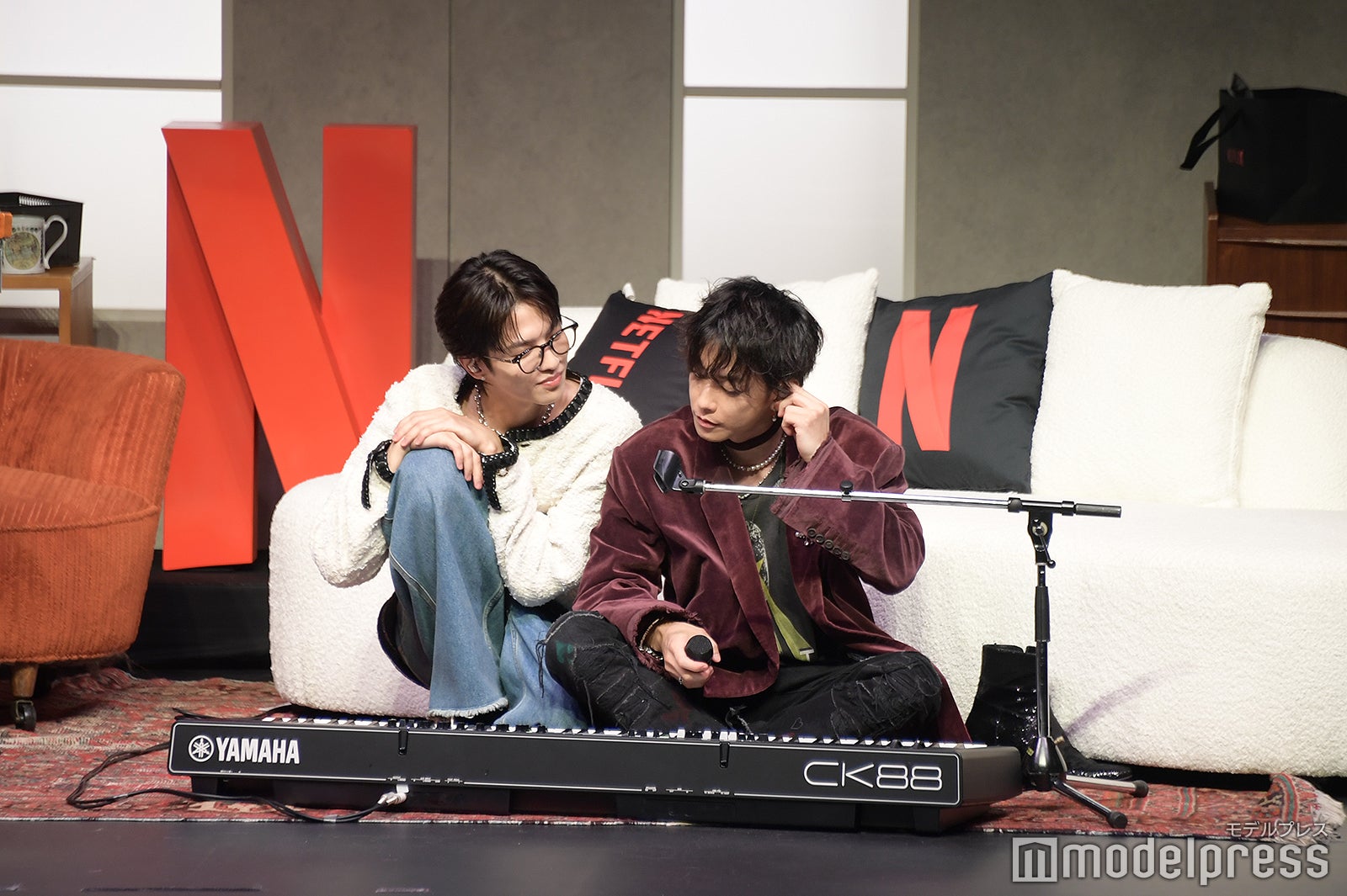 至近距離で佐藤健を見つめる志尊淳（C）モデルプレス