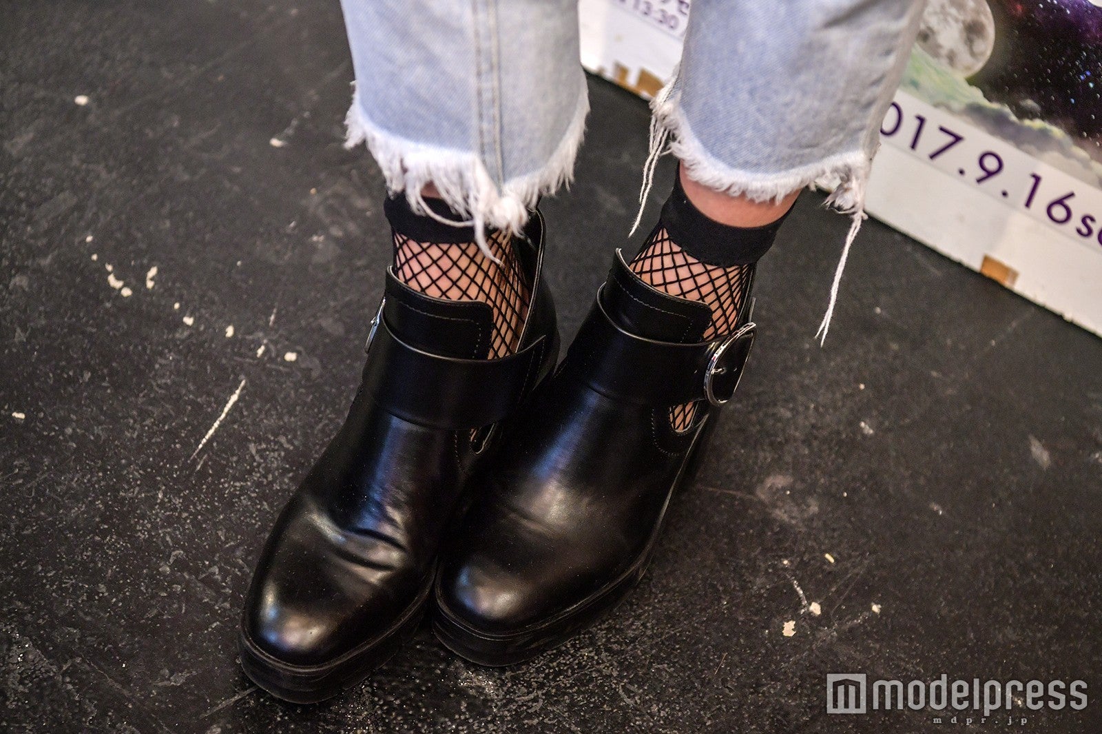 足元はブラックで （C）モデルプレス