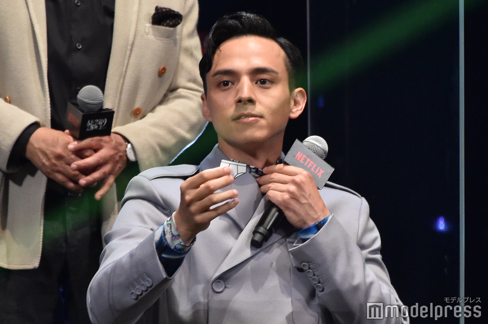 “ブリーフ型”の金テープを見せる満島真之介 （C）モデルプレス