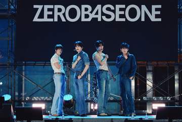 ZEROBASEONEが新宿・歌舞伎町でゲリラライブ 約4000人のファンが熱狂