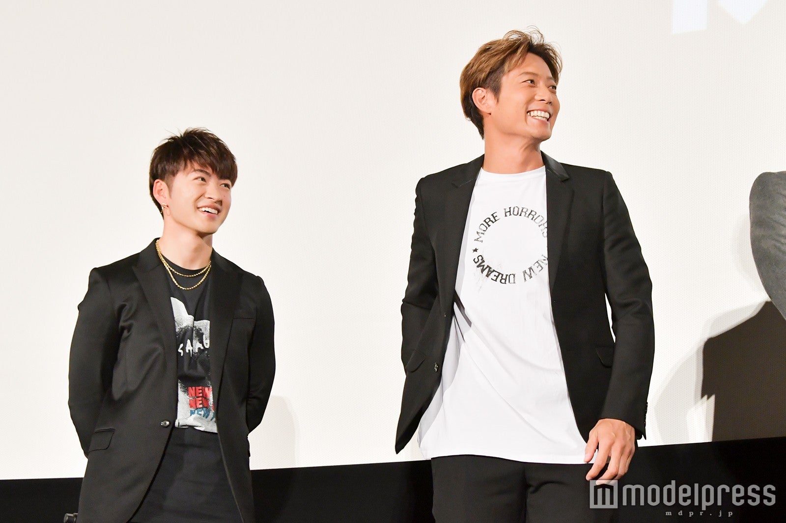 携帯が鳴ってしまい慌てる黒木啓司（右）／（C）モデルプレス