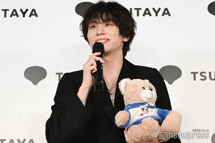 くまのぬいぐるみを「ボーイ」と名付けた山下幸輝(C)モデルプレス