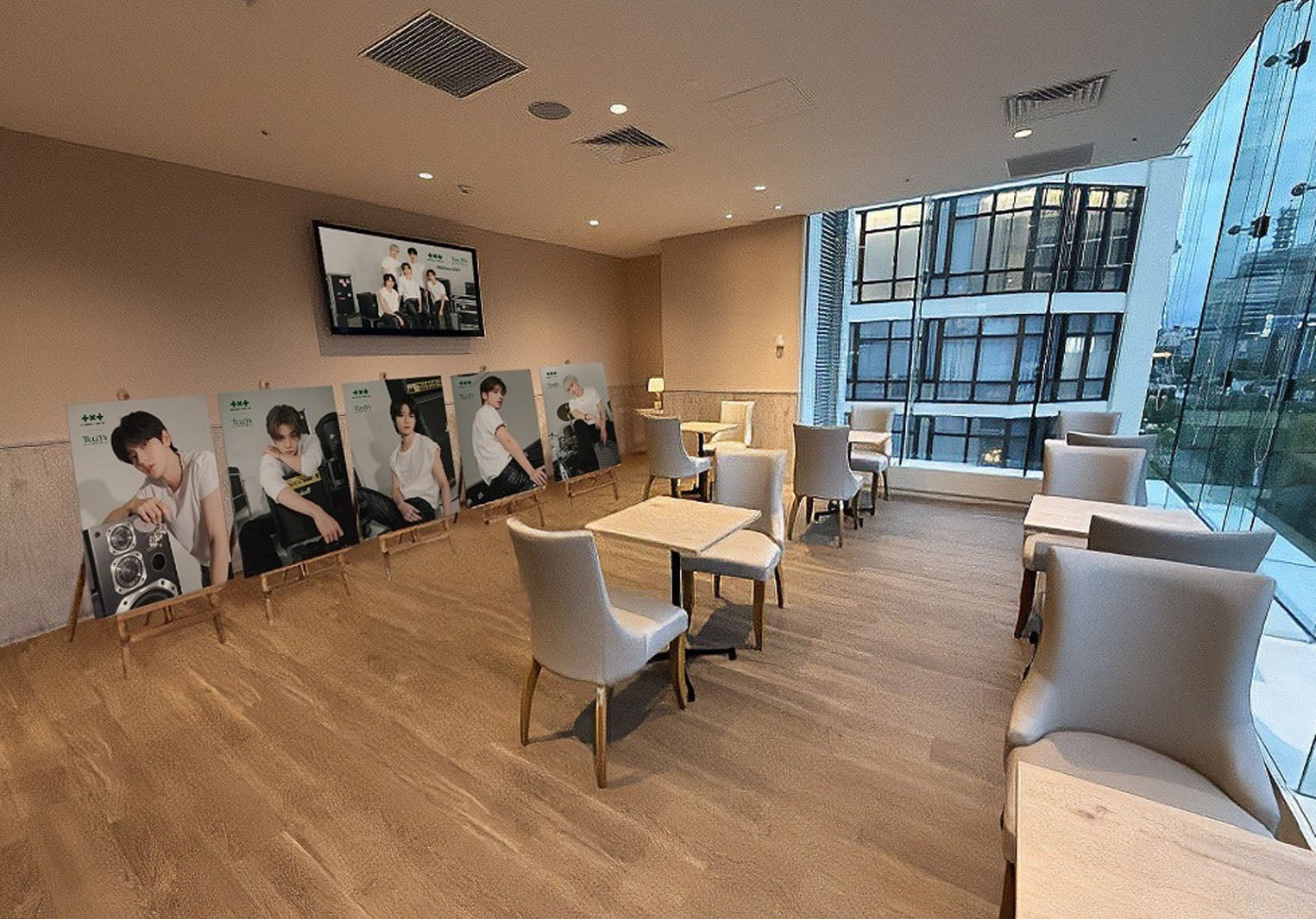 ＆TEA 名古屋ラシック店／（C）BIGHIT MUSIC & HYBE. All Rights Reserved.