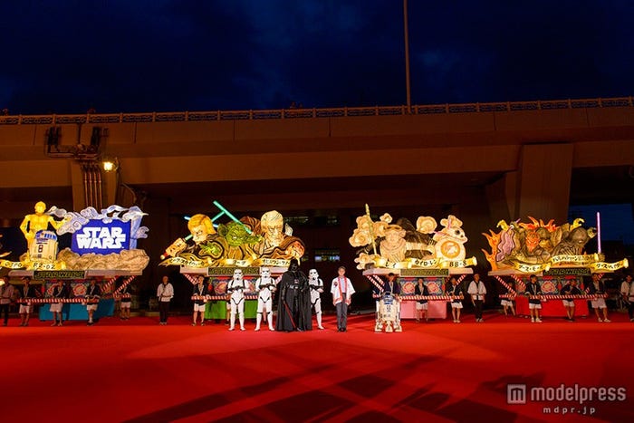 ダース・ベイダーとストームトルーパーも登場(C)2015Lucasfilm Ltd.&TM.All Rights Reserved