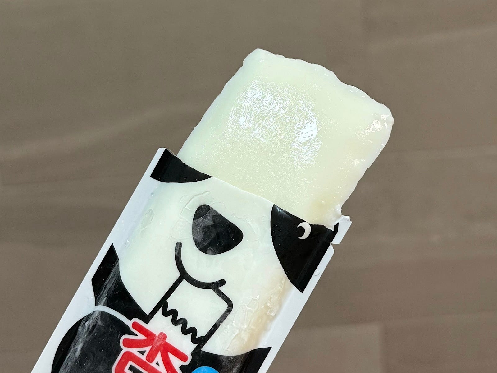 杏仁豆腐のようなつるんともっちり食感のアイスです
