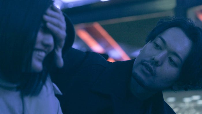 あの手この手でキスをしようとする俊幸と拒む夢「TERRACE HOUSE TOKYO 2019-2020」37th WEEK(C)フジテレビ/イースト・エンタテインメント