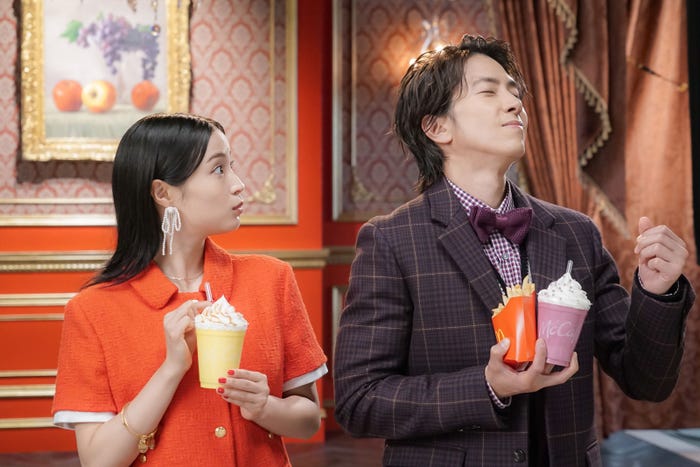 広瀬すず、山下智久/新TVCM「マックカフェ『フラッペしちゃった?りんご&巨峰』」篇メイキングより(提供写真)