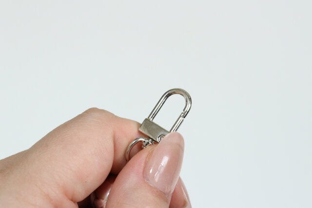 ダイソーのチャーム（メタルパーツ細リボン、シート付き）5