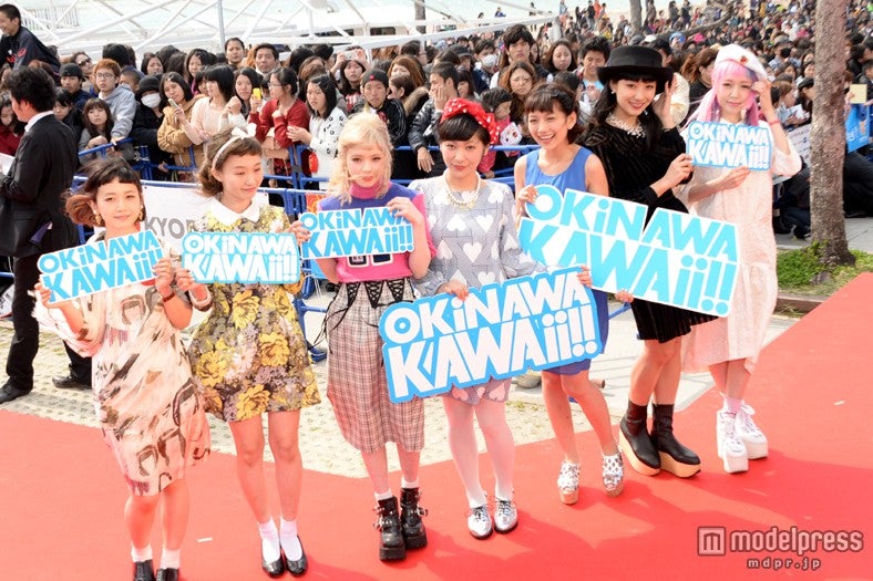 （左より）三戸なつめ、柴田紗希、瀬戸あゆみ、近藤夏子、武智志穂、中田クルミ、EVA