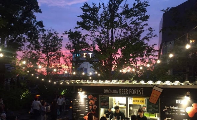 原宿の屋外テラスで映画鑑賞 ゆかたで野外シネマ でビール片手に浴衣デート 女子旅プレス