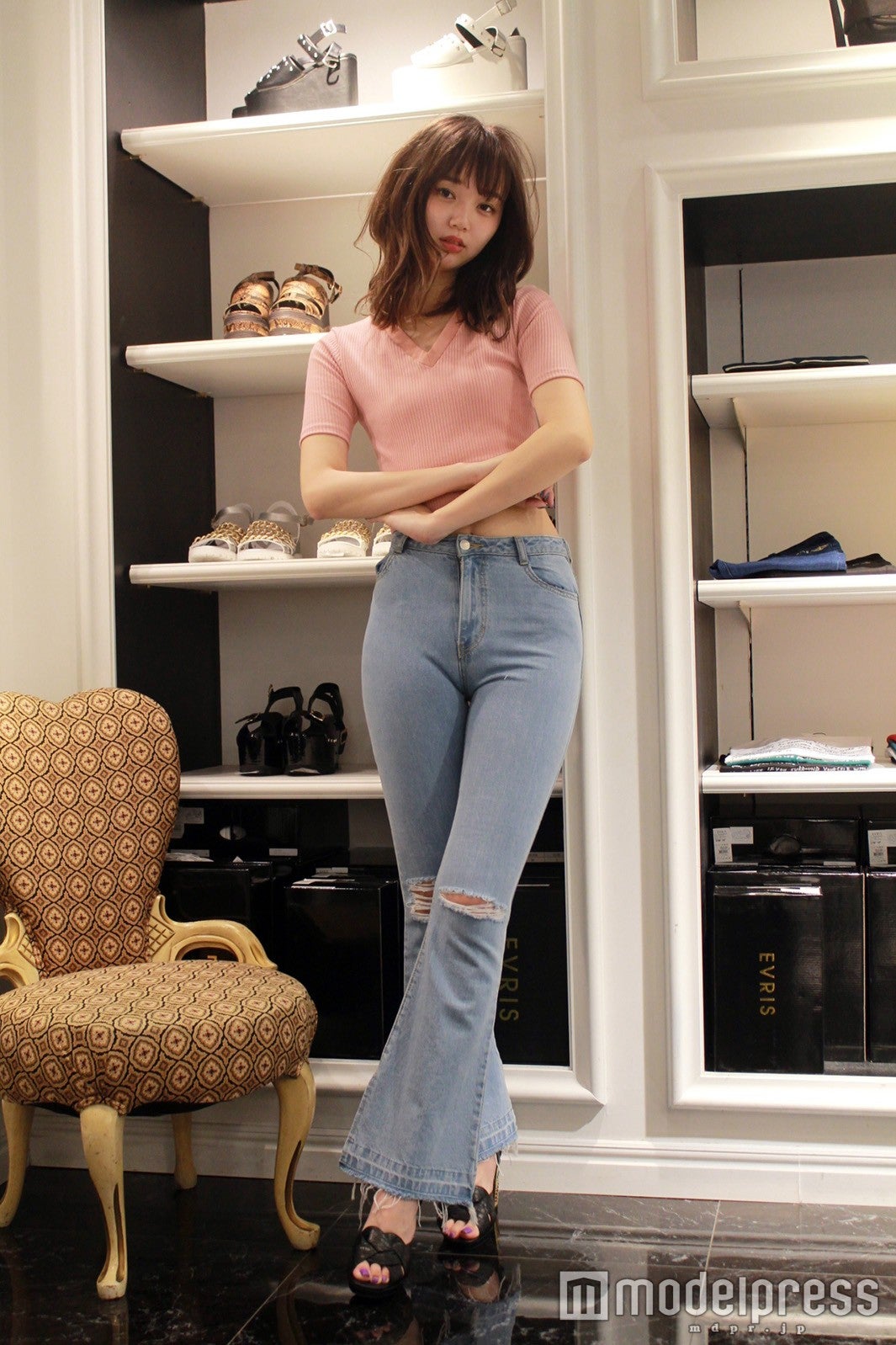 今季の「EVRIS」イチオシコーディネート／モデル：江野沢愛美