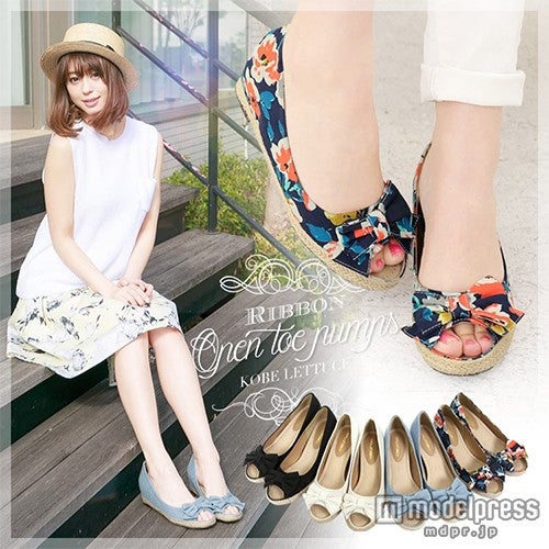 花柄ネイビーのオープントゥリボンパンプス「KOBE LETTUCE」2,590円（税込）