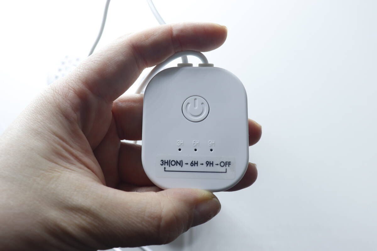 手に持ったUSB式シューズドライヤーのコントローラー。電源ボタンとタイマー表示