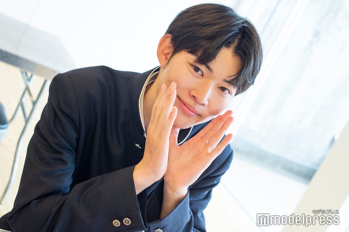 みゆから言われて同じポーズをするひょうせい/永塚彪聖 (C)モデルプレス