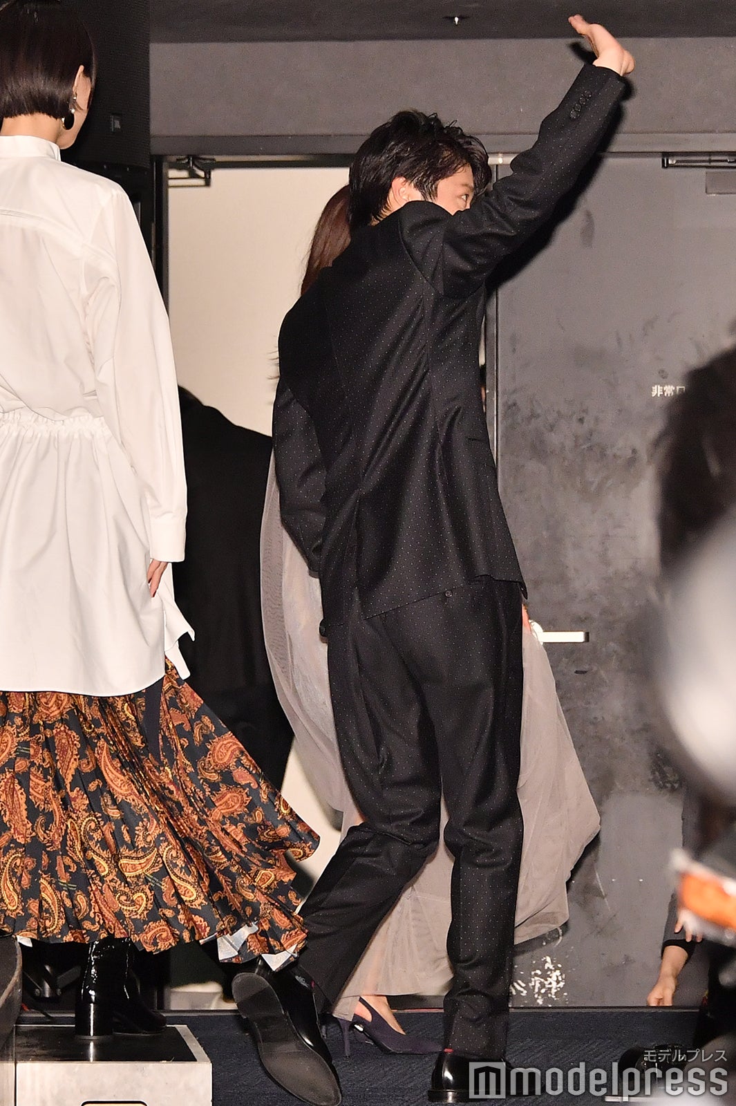 最後まで客席に手を振り続ける田中圭 （C）モデルプレス