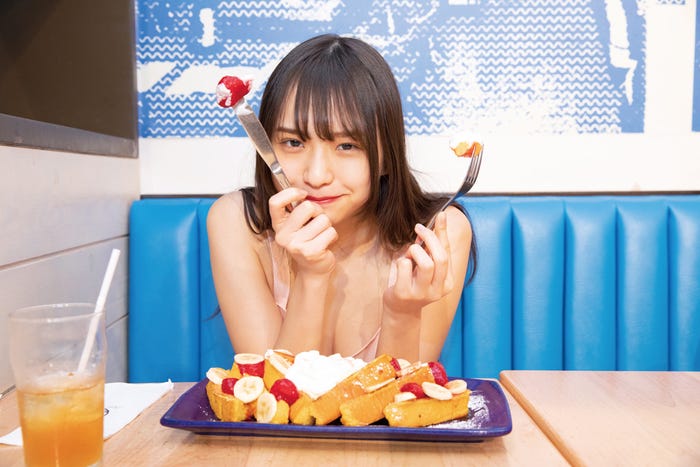 三品瑠香/『三品瑠香 1st写真集 EPHEMERAL』(徳間書店) 撮影:田口まき