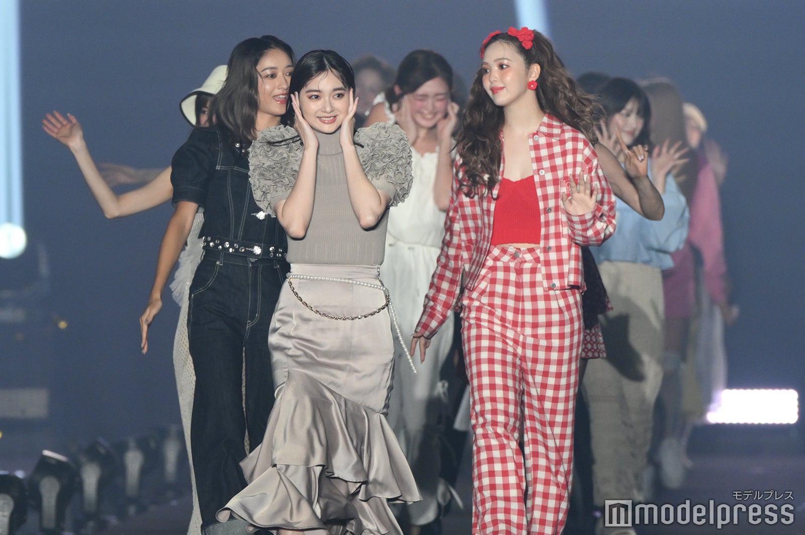 フィナーレの様子／みちょぱ（池田美優）、新川優愛、藤田ニコル（C）モデルプレス