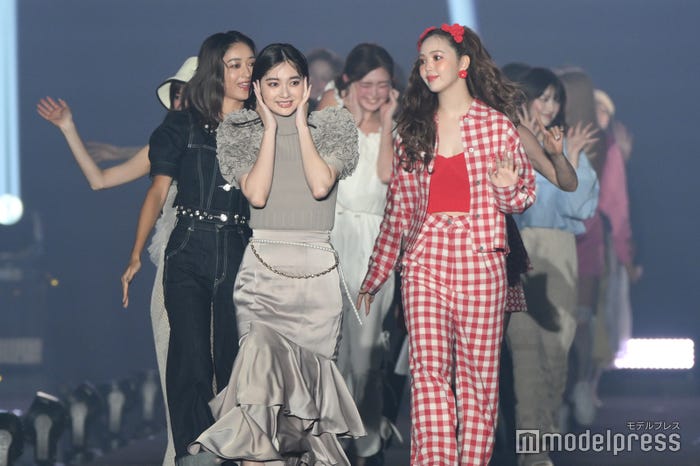 フィナーレの様子/みちょぱ(池田美優)、新川優愛、藤田ニコル(C)モデルプレス