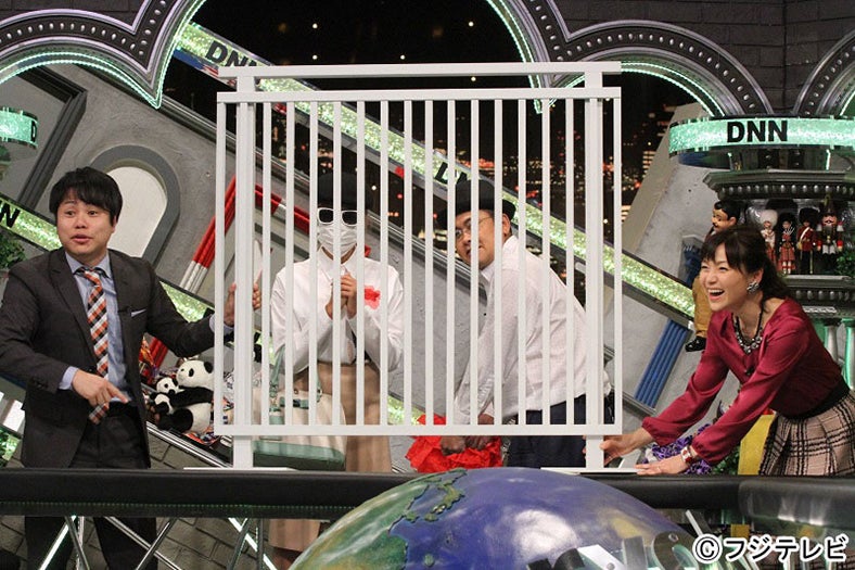 報道された写真を2人で再現／画像提供：フジテレビ