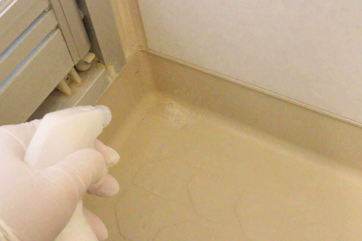 ダイソーの水アカ用洗浄剤を風呂の床に吹き付ける